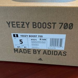 COPY - Yeezy Boost 700 - Size 5